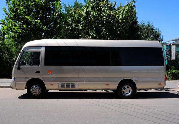 金龍考斯特中巴車