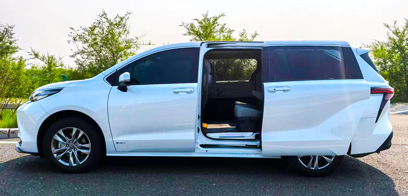 豐田塞納商務(wù)車.jpg